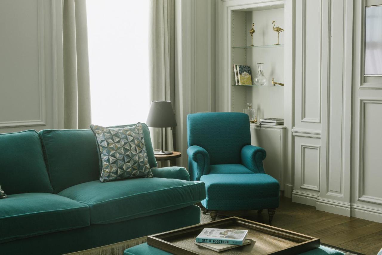 Aparthotel Cheval The Edinburgh Grand Exterior foto A living room with a sofa and armchair